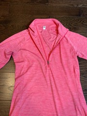Women’s Under Armour Size SM Bright Pink Lightweight Heat Gear 1/2 Zip Mock Neck