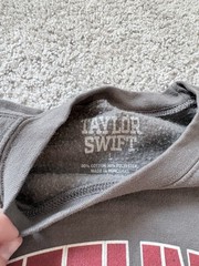 TAYLOR SWIFT I’M FEELING 22 SWEATSHIRT Sz L CAT STARS TOUR MERCH RED ALBUM RARE