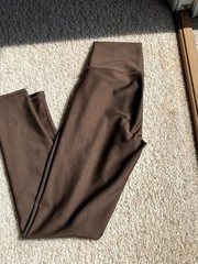 EXCELLENT CONDITION ALO YOGA High-Waist Airlift Legging in Espresso Size L
