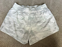 GapFit Women’s White/Gray Camo Athletic Mesh Shorts Elastic Waist M Tall