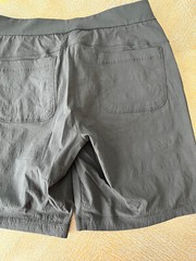 Athleta Pull On Shorts Black Size 12 Zip Pockets Waist 34” Inseam 8”
