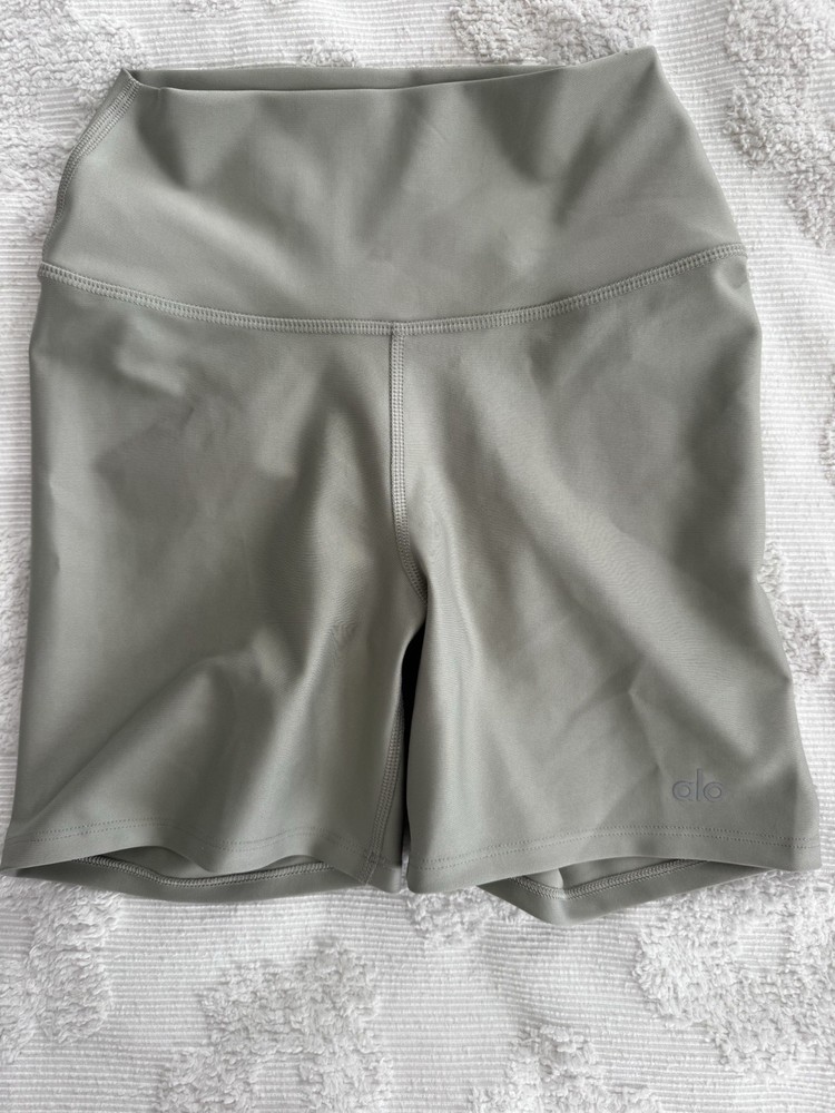 Women’s Alo Yoga 5” Airlift Energy Shorts Botanical Green size XXS – Workout EUC