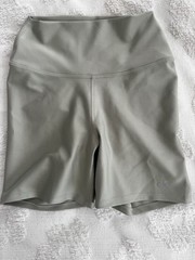 Women’s Alo Yoga 5” Airlift Energy Shorts Botanical Green size XXS – Workout EUC