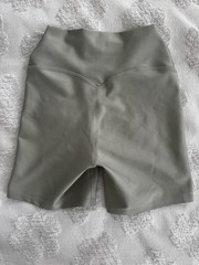 Women’s Alo Yoga 5” Airlift Energy Shorts Botanical Green size XXS – Workout EUC