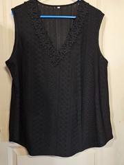 WOMEN’S BLOUSE BLACK WITH V-NECK FLOWER DESIGN SIZE 3 XL RAYON & SPANDEX