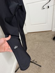 Alo Yoga High-Waist Airlift Leggings in black Size Small