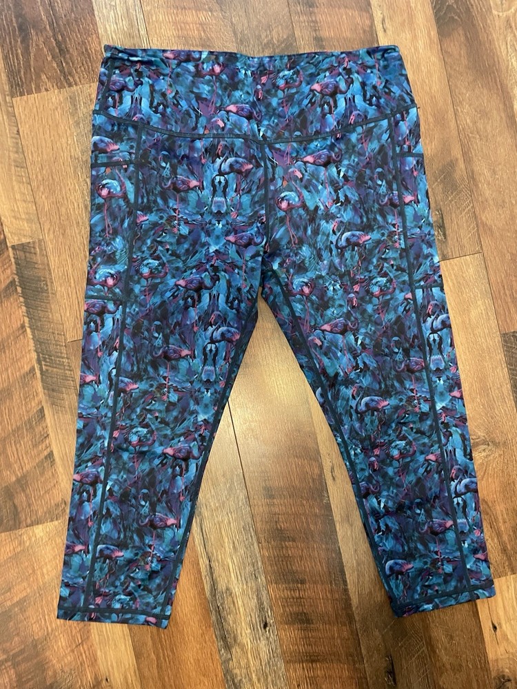 CVG (Constantly Varied Gear) Flamingo Print Capri Leggings – Size X-Large
