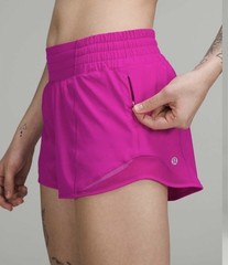 Lululemon Hotty Hot Low-Rise Lined Short 2.5 – Size 6 Purple Highlight W7AW6R