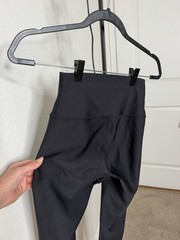 Alo Yoga High-Waist Airlift Leggings in black Size Small