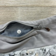 Lululemon Size 2 Low Rise Speed Up 2.5” Short Not So Petite Fleur Silver Stretch