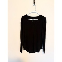 Athleta Renew V-Neck Long Sleeve Top Black Ribbed Knit Curved Hem Shirt Womens S