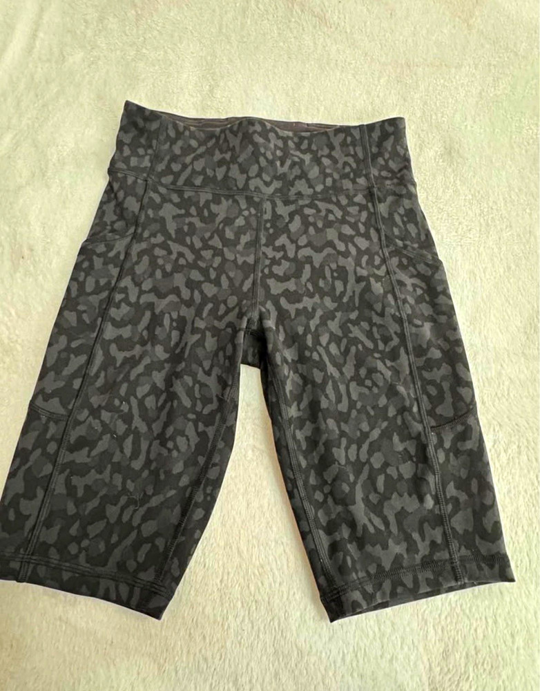 Lululemon Women’s Gray/Black Animal Print Biker Shorts Activewear Size 6