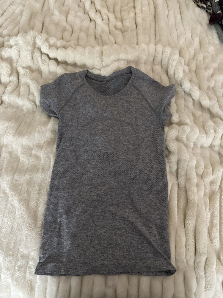 Lululemon Women’s Gray Stretch Knit Athletic Fit Crew Neck T-Shirt Size 4