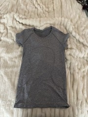 Lululemon Women’s Gray Stretch Knit Athletic Fit Crew Neck T-Shirt Size 4