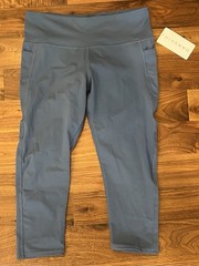 NWT dusty light-blue athleisure capri’s by Danskin (women’s size large)