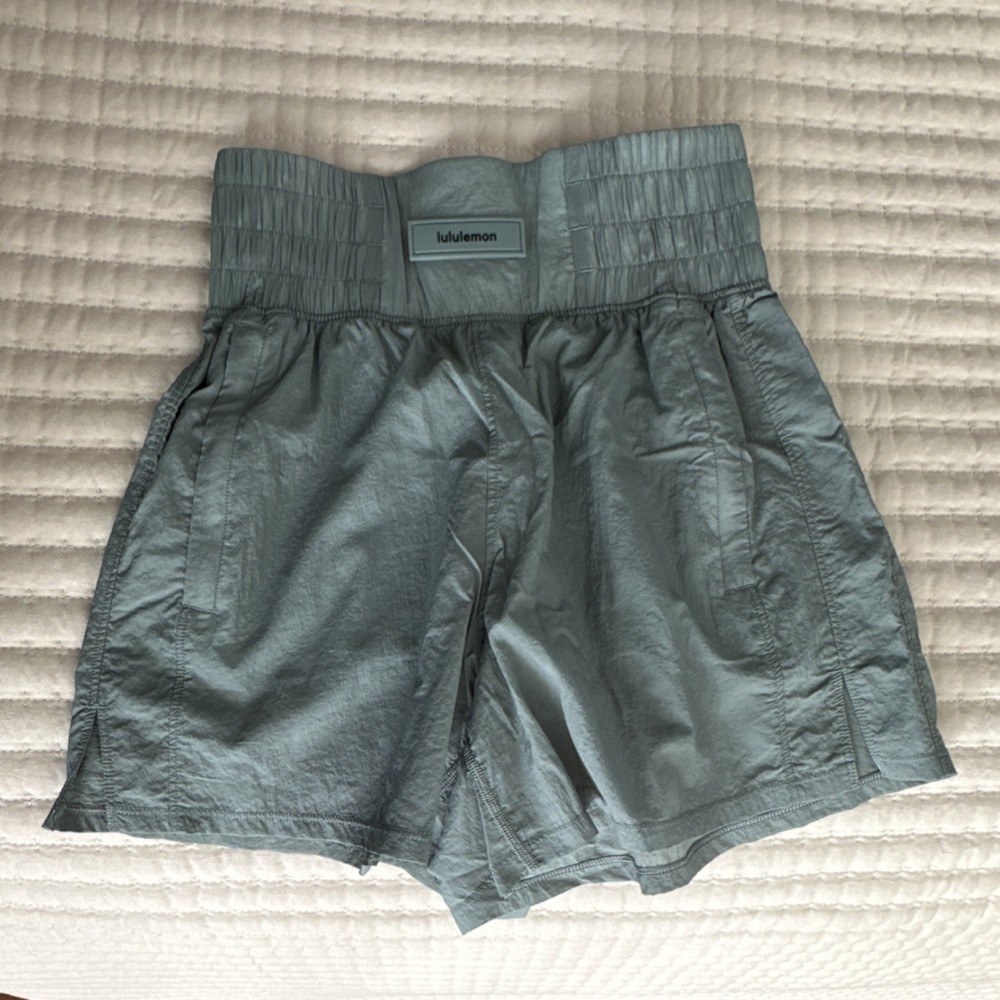 Lululemon Gray Athletic Shorts 100% Nylon Elastic Waist Pockets Gym Yoga Running