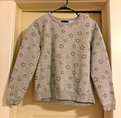 Dahlia Gray Black Stars Sweatshirt Juniors Women’s Medium Long Sleeve Cropped