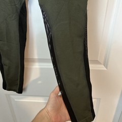 O To 5 NWT Active Leggings Size L/XL Seamless Waistband Green/Black