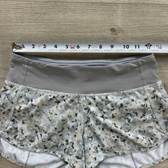 Lululemon Size 2 Low Rise Speed Up 2.5” Short Not So Petite Fleur Silver Stretch